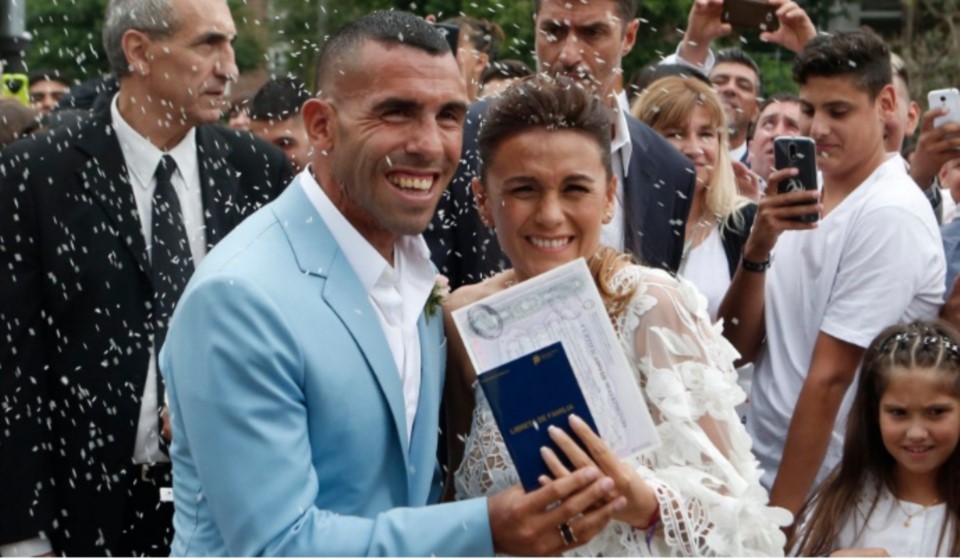 El look de Carlitos Tevez y su mujer Vanesa para su casamiento.