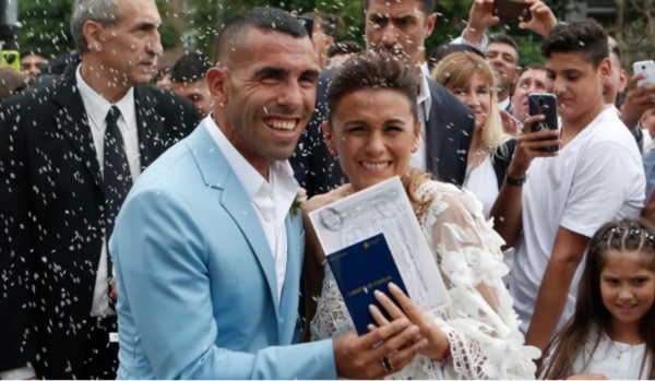 El look de Carlitos Tevez y su mujer Vanesa para su casamiento.