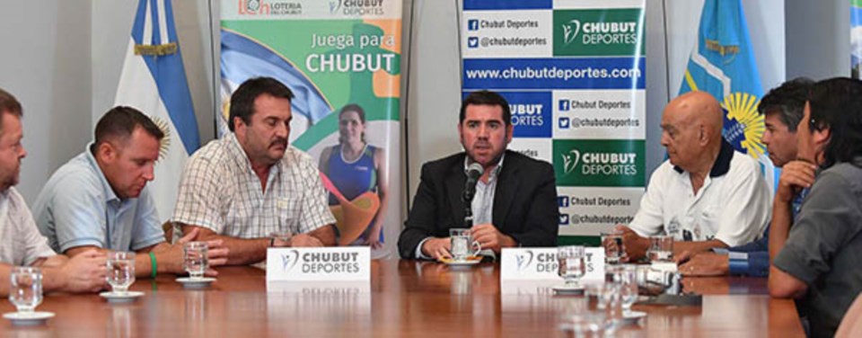 Walter Ñonquepán y representantes de los Círculos de periodistas deportivos, participaron ayer de la presentación oficial de la “Primera Fiesta Provincial del Deporte chubutense”.