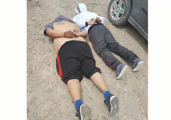En el piso. El dúo de ladrones fue detenido y se aguardaba su destino.  