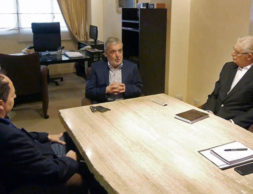 Cumbre. El mandatario y los directivos de la textil de Trelew.