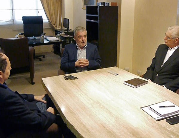 Cumbre. El mandatario y los directivos de la textil de Trelew.
