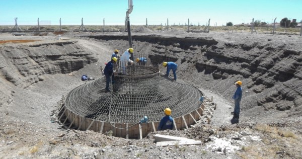 En marcha. Postal de una obra central para que el balneario tenga un servicio vital en los días más cálidos. 