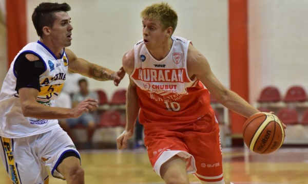 Sebastián Puñet superando la marca de Percaz. El base marcó 3 puntos, bajó 6 rebotes y entregó 3 asistencias en el triunfo ante Atenas por 94-80.