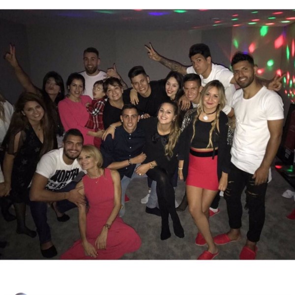 Los jugadores de la Selección celebraron con sus familias lejos de casa.