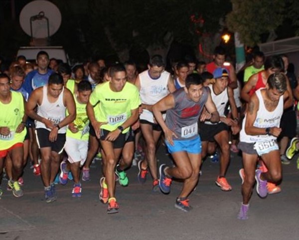 Momento de la largada de la “Corrida de Nochebuena” que volvió a disputarse en la ciudad de Trelew después de cuatro años. Haro adelante.