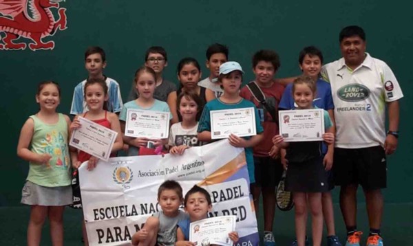 Los chicos recibieron con entusiasmo sus certificados en el evento de fin de año del Club Draig Goch Padel de Trelew.