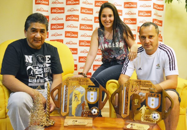 Curifuta, Hugo Mircevich y su hija con el trofeo del Nacional de Selecciones “B” que ganó Trelew y del Nacional de Clubes que ganó Esmesani.
