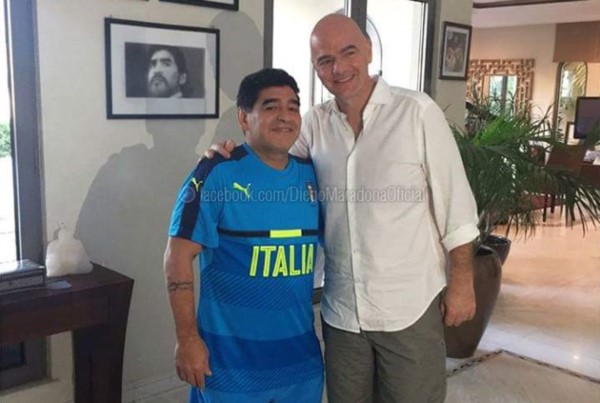 El "Diego" recibió en su casa de Dubai al presidente dela FIFA.