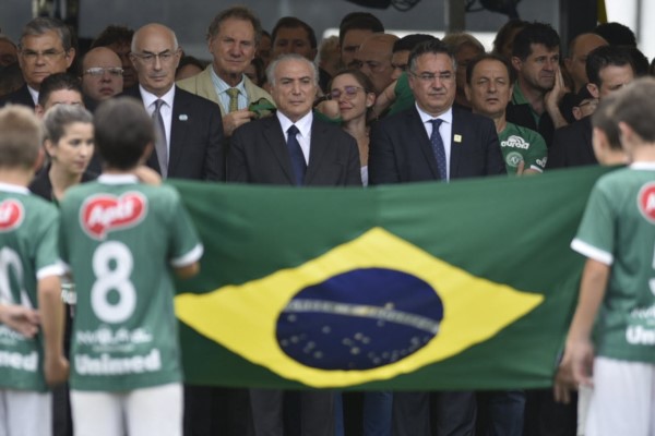 Temer fue a recibir al aeropuerto los cuerpos que llegaron desde Colombia.