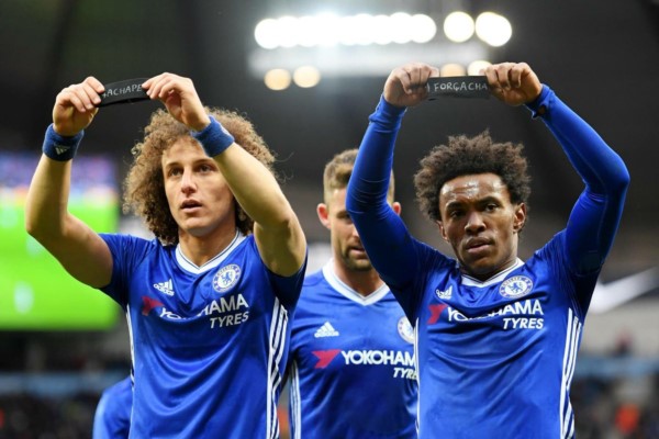 Los jugadores de Chelsea le dedicaron el triunfo para seguir en la punta a Chapecoense.