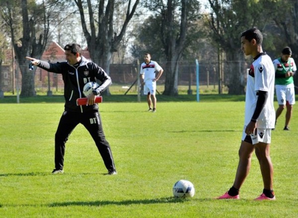 Coyette da indicaciones en el último entrenamiento de Chaca.