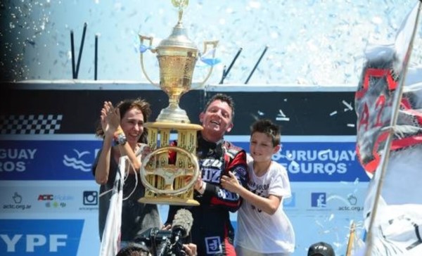 Ortelli en un emotivo festejo en el podio de La Plata junto a su familia.
