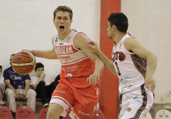 “Nacho” Laterza, base del “Globo” manejando el balón. Huracán tendrá esta noche una prueba durísima contra el puntero de la Conferencia Sur.