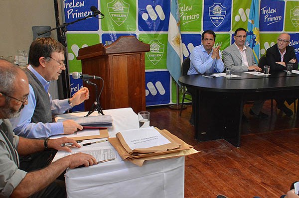 Detalles. Los técnicos leen las ofertas ante la atenta mirada de la cúpula política de la Municipalidad. 