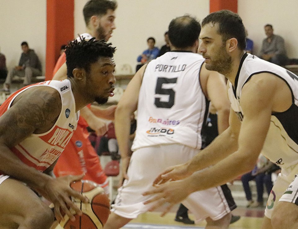 Shane Heyward busca afirmarse en su primera temporada en el básquet argentino.