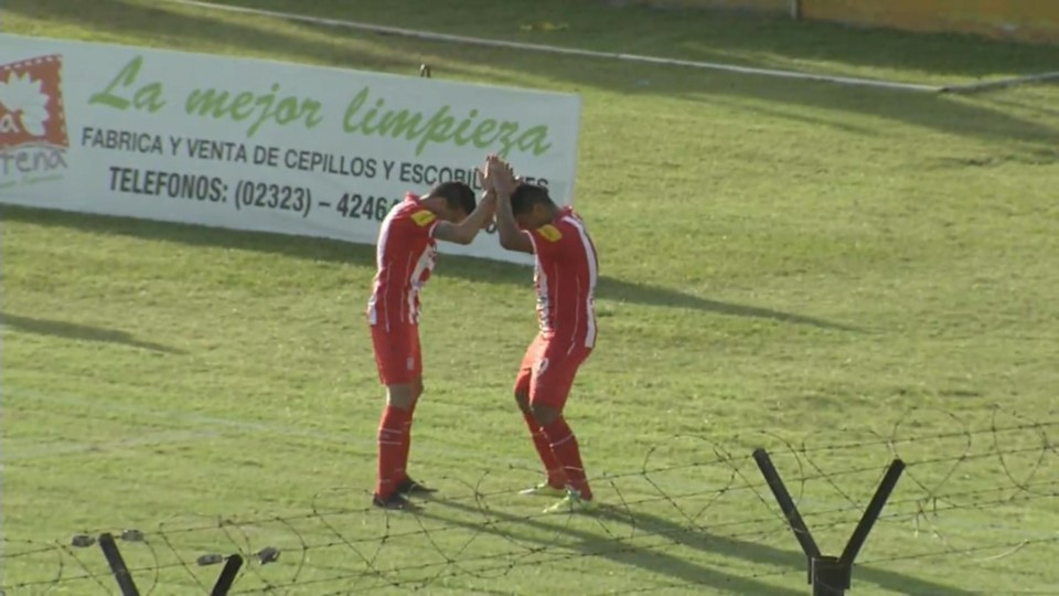 Baile santo en Jauregui. San Martín de Tucumán venció 2-0 a Flandria de visitante, con un doblete de Lentini.