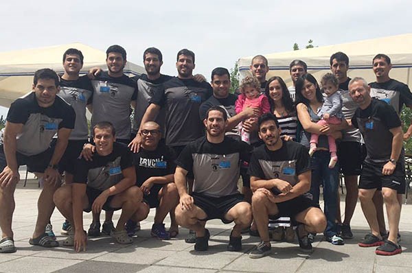 Solidarios. El equipo de Tehuelches, antes de ir a Paraná, visitó a chicos de Trelew en el hospital Fleming.