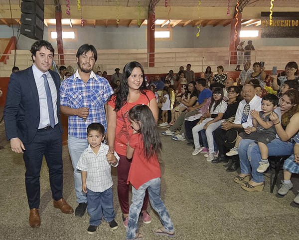 En familia. Una postal del festejo en Telsen con un grupo de vecinos beneficiados por los aportes.