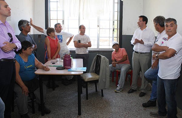 Gestiones. Una postal del jefe comunal con los operarios que pese a todo, siguen produciendo. 