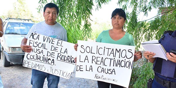 El reclamo del dolor sin fin. Los familiares prendieron una fogata pero ordenaron apagarla.