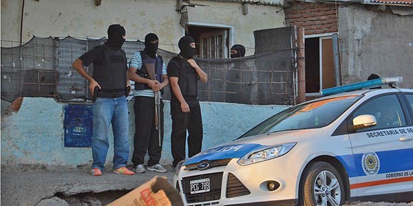 Operativo. Momentos en que la Brigada de  Investigaciones entraba a una propiedad del barrio Tiro Federal.