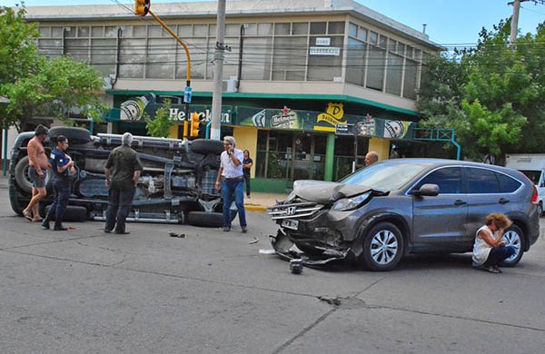 Choque. La camioneta Mitsubishi volcada y el Honda seriamente dañado tras el impacto en Yrigoyen y Perú.