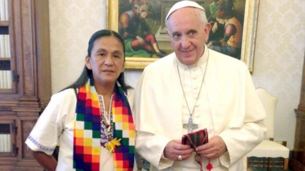 El registro del encuentro en el Vaticano entre el Pontífice y la líder social en 2015.