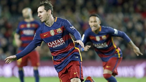 Messi pateó un penal con un pase a Suárez, que marcó el gol del Barcelona.