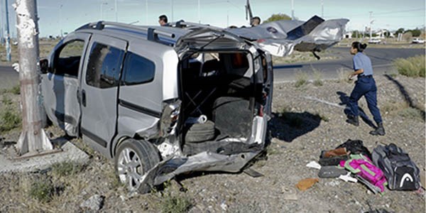 Fuerte impacto. La Fiat Kubo amortiguó el golpe que sorprendió a la pareja a bordo por atrás.