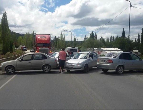 Fuerte reclamo. Corte de la ruta 40  en el acceso norte a El Bolsón.