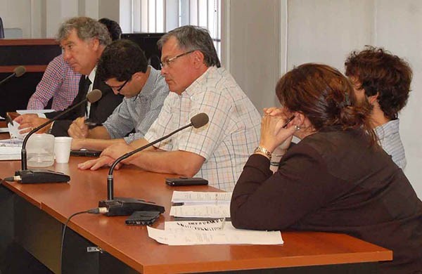 Acusados. Dufour –de espaldas- y el resto de los integrantes del Comité de Administración.