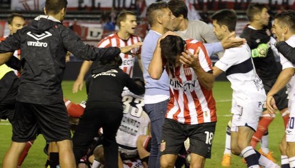 El gobierno y la AFA hablan de sanciones efectivas que irán entre los 4 y 6 partidos para los doce informados. 