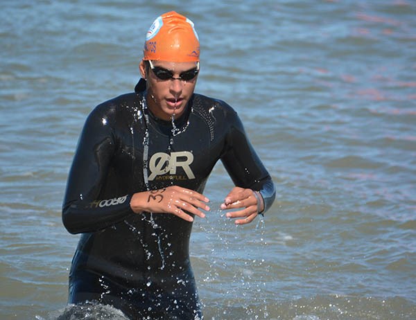 Lucas Prata, de Río Gallegos, saliendo del agua. Marcó 22 minutos.