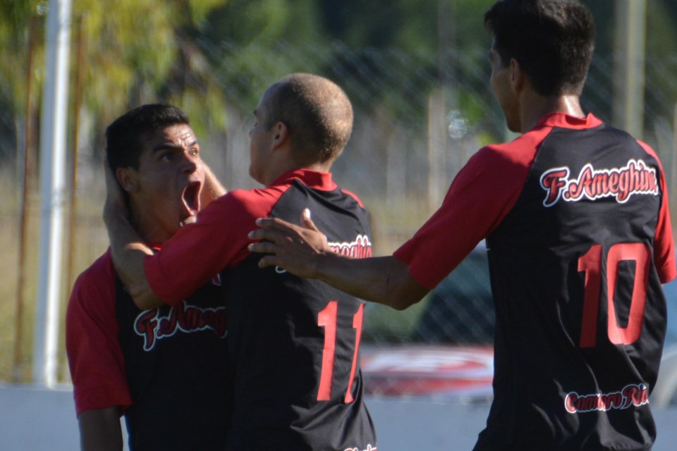Ameghino goleó a Huracán por 4 a 1 y clasificó a la siguiente instancia del Federal C.
