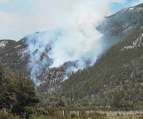 El fuego avanzaba anoche, aunque esperaban lluvias.