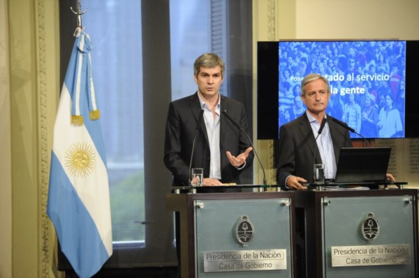 Peña, este lunes al mediodía, junto al ministro Andrés Ibarra.