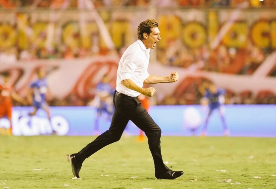 Sava ingresó al campo a festejar como un hincha más el agónico empate académico.