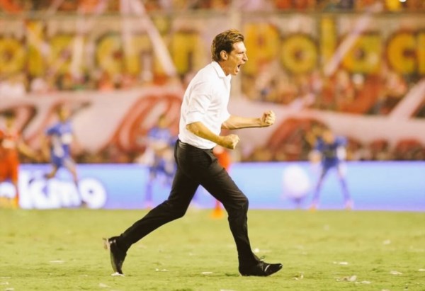Sava ingresó al campo a festejar como un hincha más el agónico empate académico.