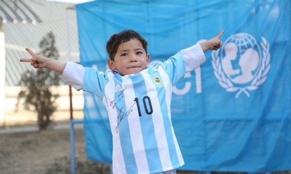 Messi le envió una casaca firmada al niño afgano de la "camiseta bolsa", que espera conocerlo.
