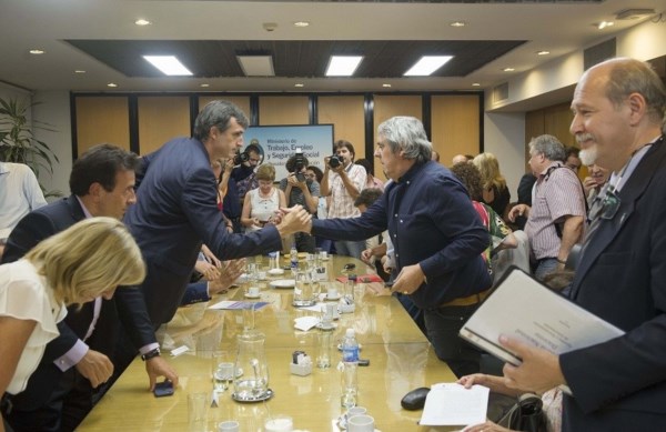 Se llegó a un acuerdo con los gremios docentes. El lunes comienzan las clases.