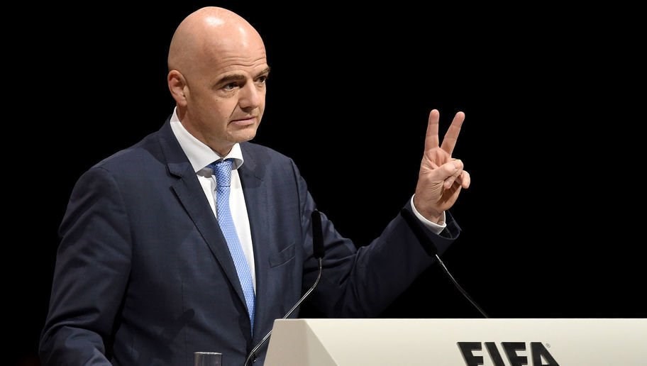 Infantino asume las riendas del futbol mundial en época d crisis.