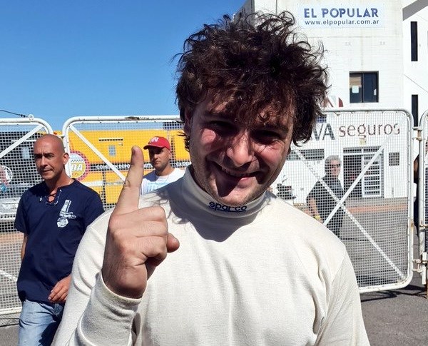 Baldinelli celebra su primer lugar en una de las series clasificatorias de hoy.
