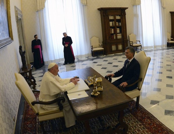 A solas. El papa Francisco dialoga con el presidente Mauricio Macri.