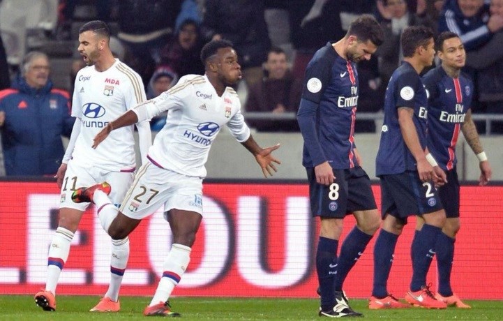 Tras 36 partidos de Ligue 1 (casi un año entero), el PSG perdió. Triunfo del Lyon por 2-1.