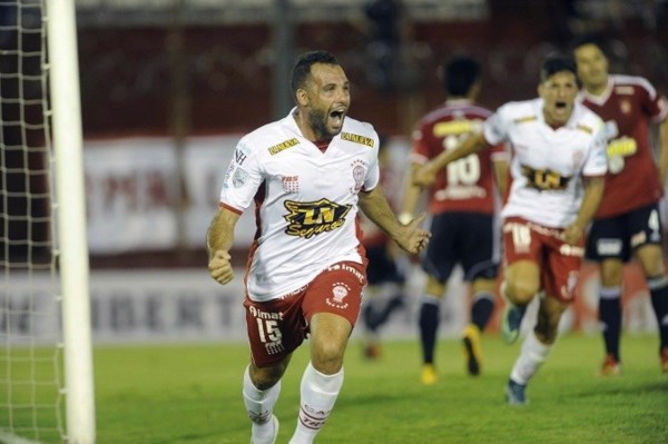 Mariano González celebra su gol, el único del partido. 