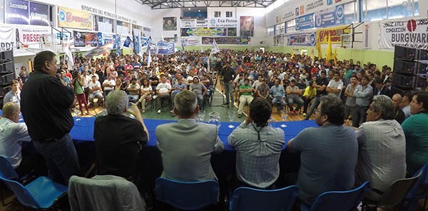 Cúpula. Una postal del encuentro que encabezaron Das Neves y el “Loma”, donde hubo optimismo pero también planteos por si la crisis no cede.