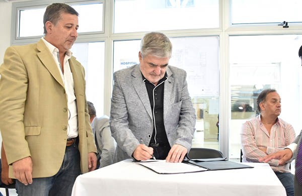 Rúbrica. Das Neves junto al ministro de Infraestructura firmando obras claves para Comodoro Rivadavia.