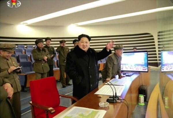 La televisión estatal mostró al máximo líder Kim Jong-Un (C) en una reciente prueba misilística.