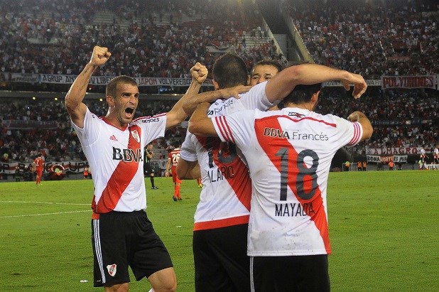 Con gol de Alario, River derrotó 1-0 a Independiente y se vuelve a meter en la pelea en el campeonato.